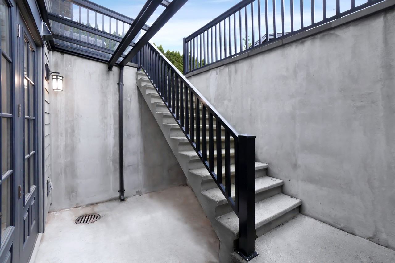 2398 Oliver Crescent - Photo 4 of 17