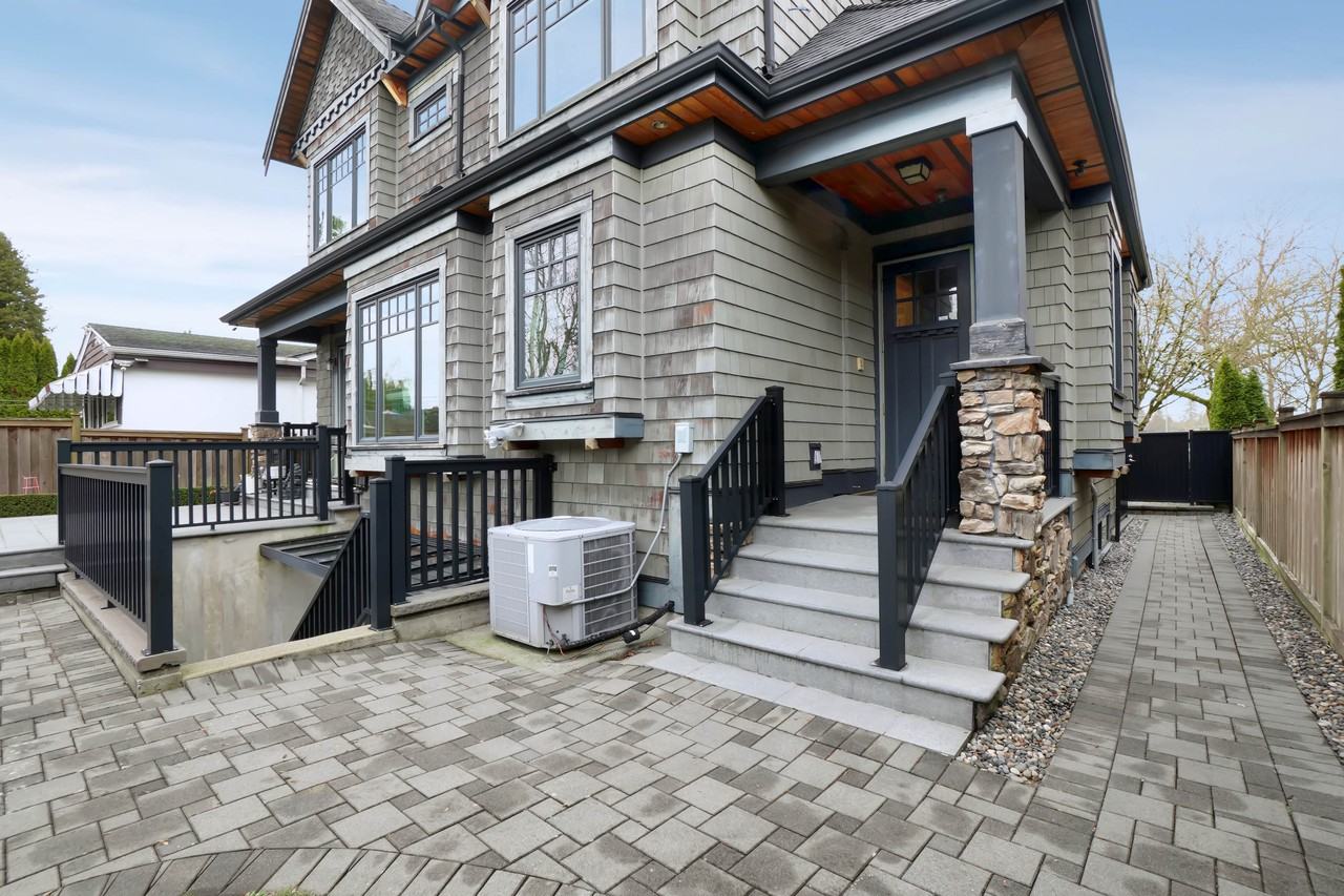 2398 Oliver Crescent - Photo 3 of 17