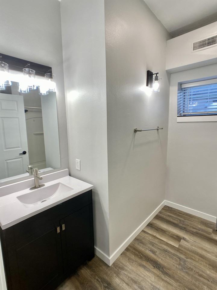 930 S Broadway Ave - Photo 2 of 10