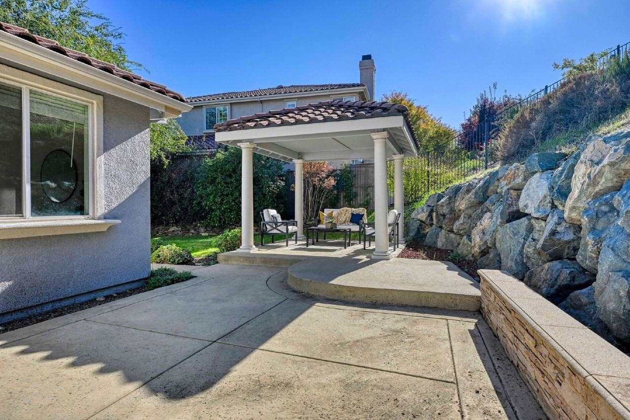 4056 Redondo Dr - Photo 4 of 28