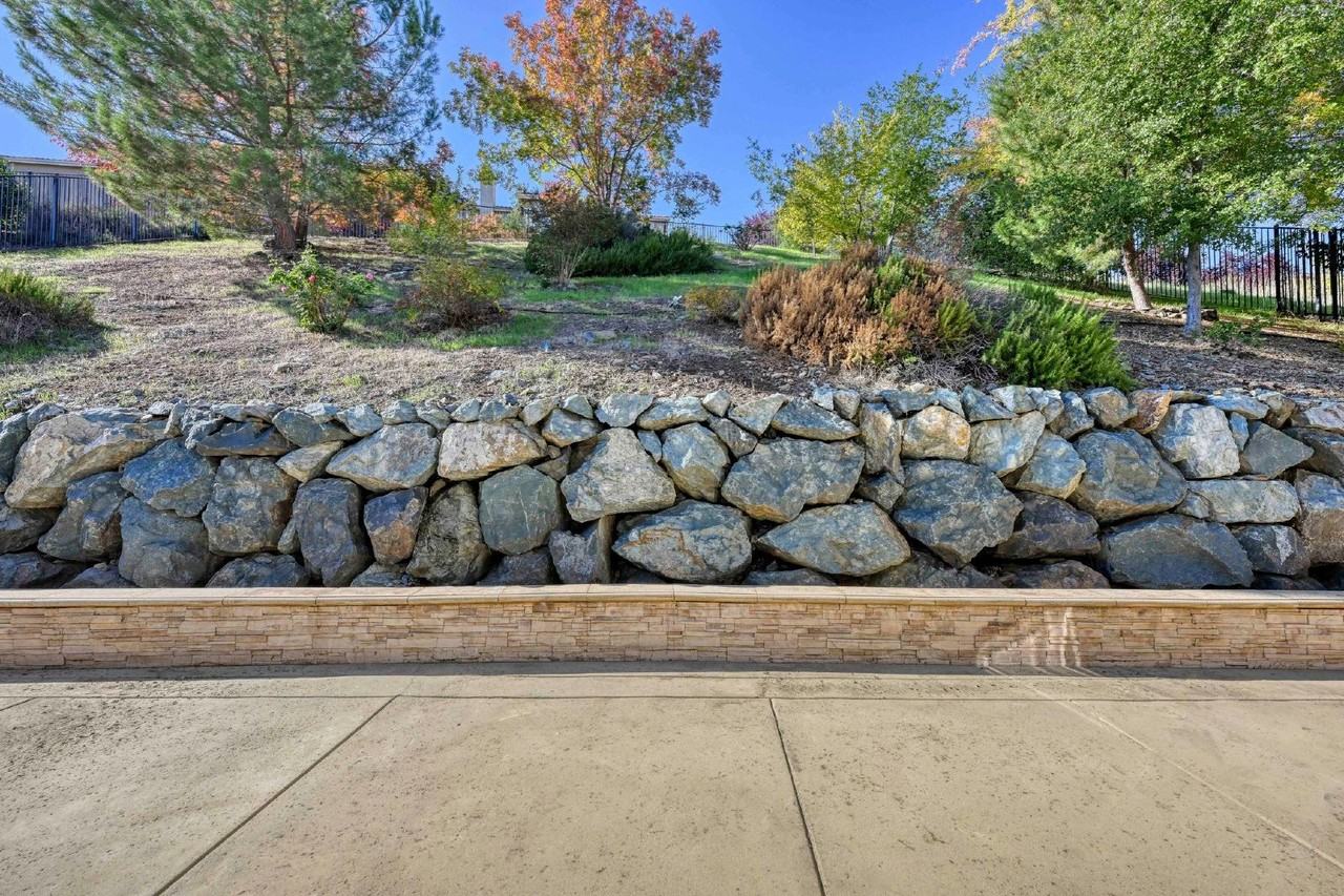 4056 Redondo Dr - Photo 6 of 28