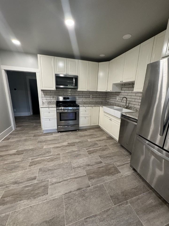 424 E 6th St - Photo 2 of 19