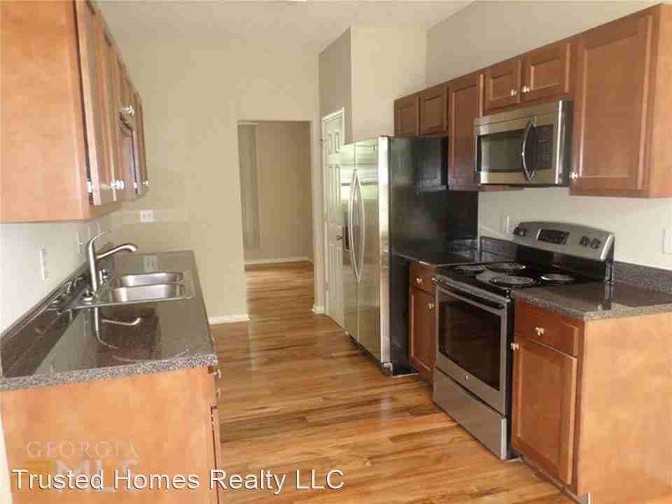 2262 Charleston Pointe Se - Photo 2 of 5