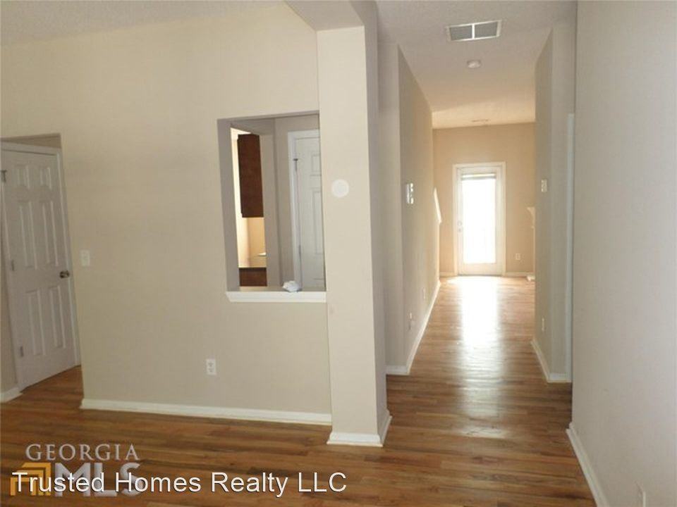 2262 Charleston Pointe Se - Photo 3 of 5