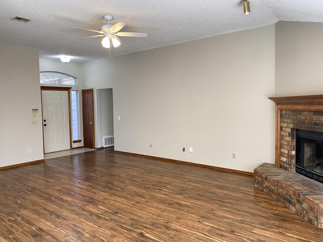 13101 Maple Leaf Dr #1 - Photo 4 of 26
