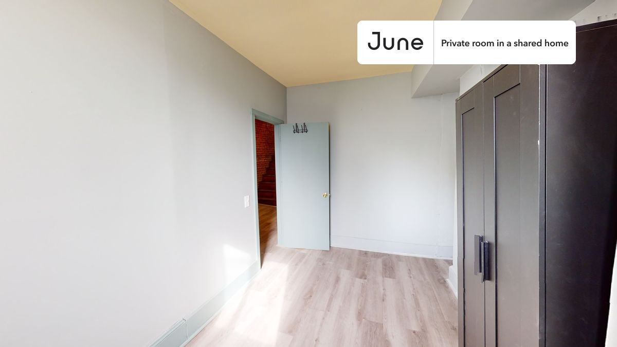 1227 Harvard St Nw #A - Photo 4 of 18