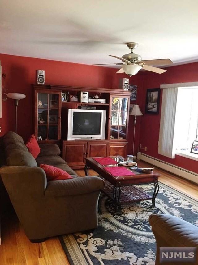 82 Hawthorne Ave - Photo 3 of 8