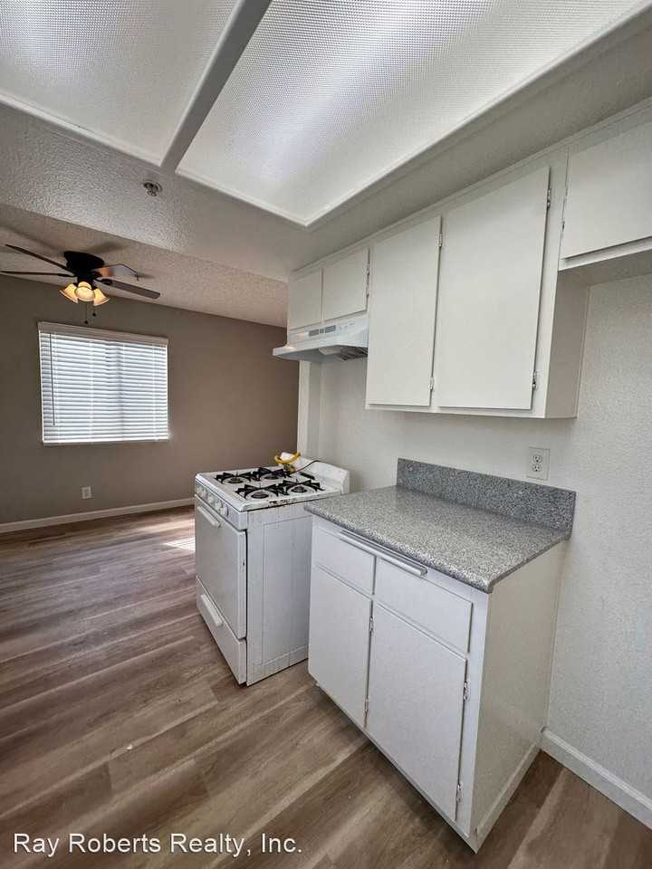 7916 - 7924 STARK ST - Photo 2 of 12