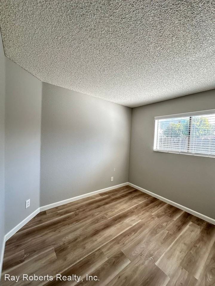 7916 - 7924 STARK ST - Photo 3 of 12