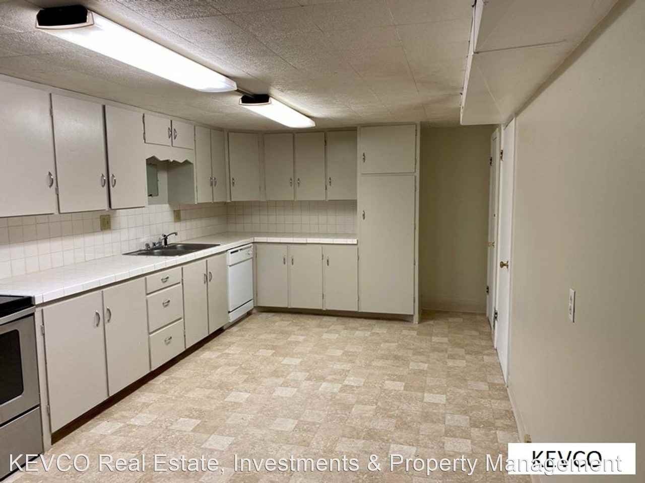 1017 Castlerock Dr - Photo 3 of 12