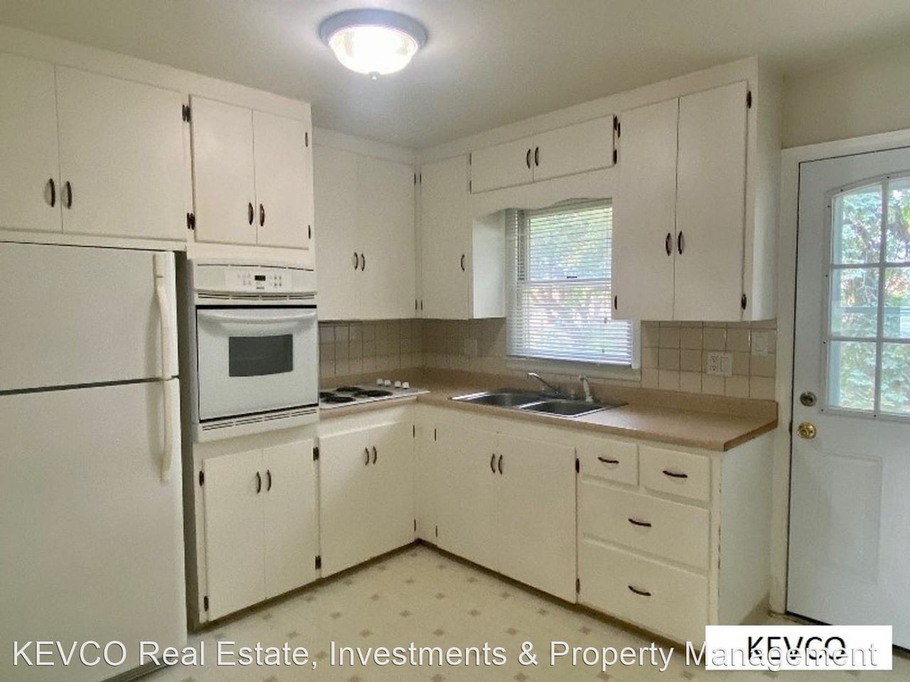 1016-1018 Castlerock Dr - Photo 3 of 11