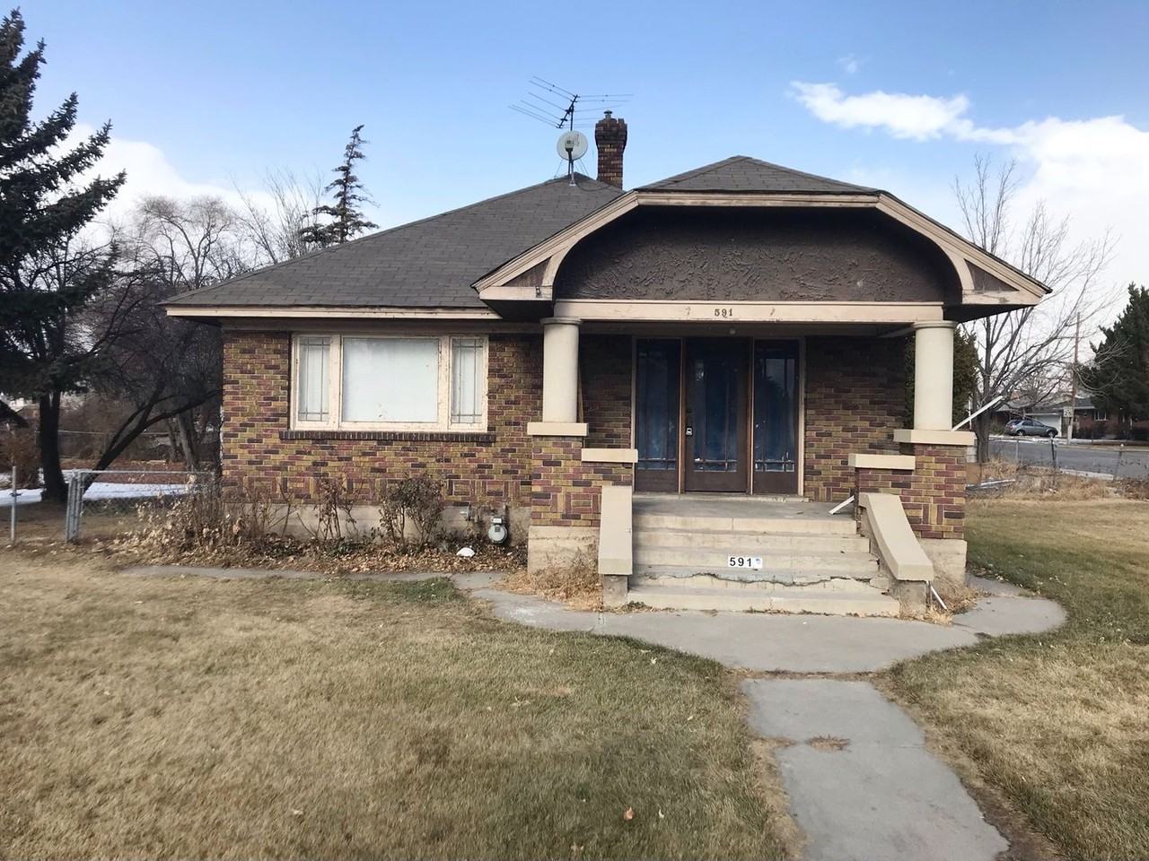 591 E 300 N - Photo 2 of 18