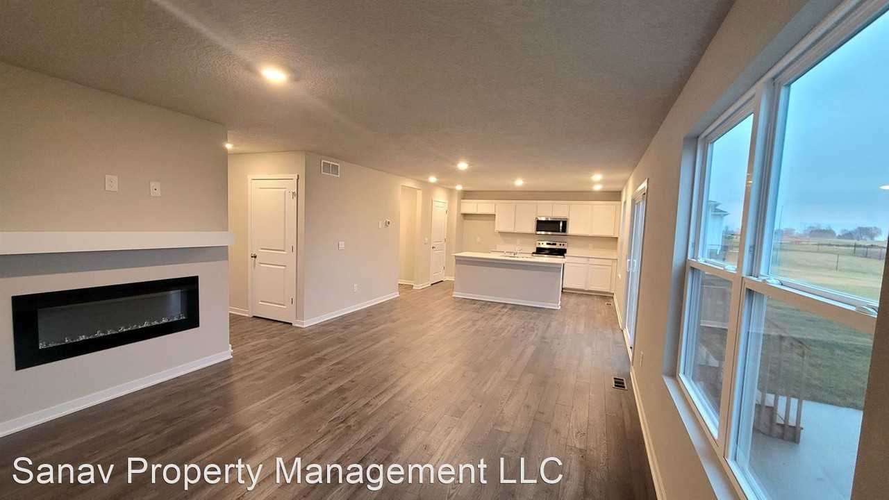 1101 Cove St Se - Photo 2 of 13