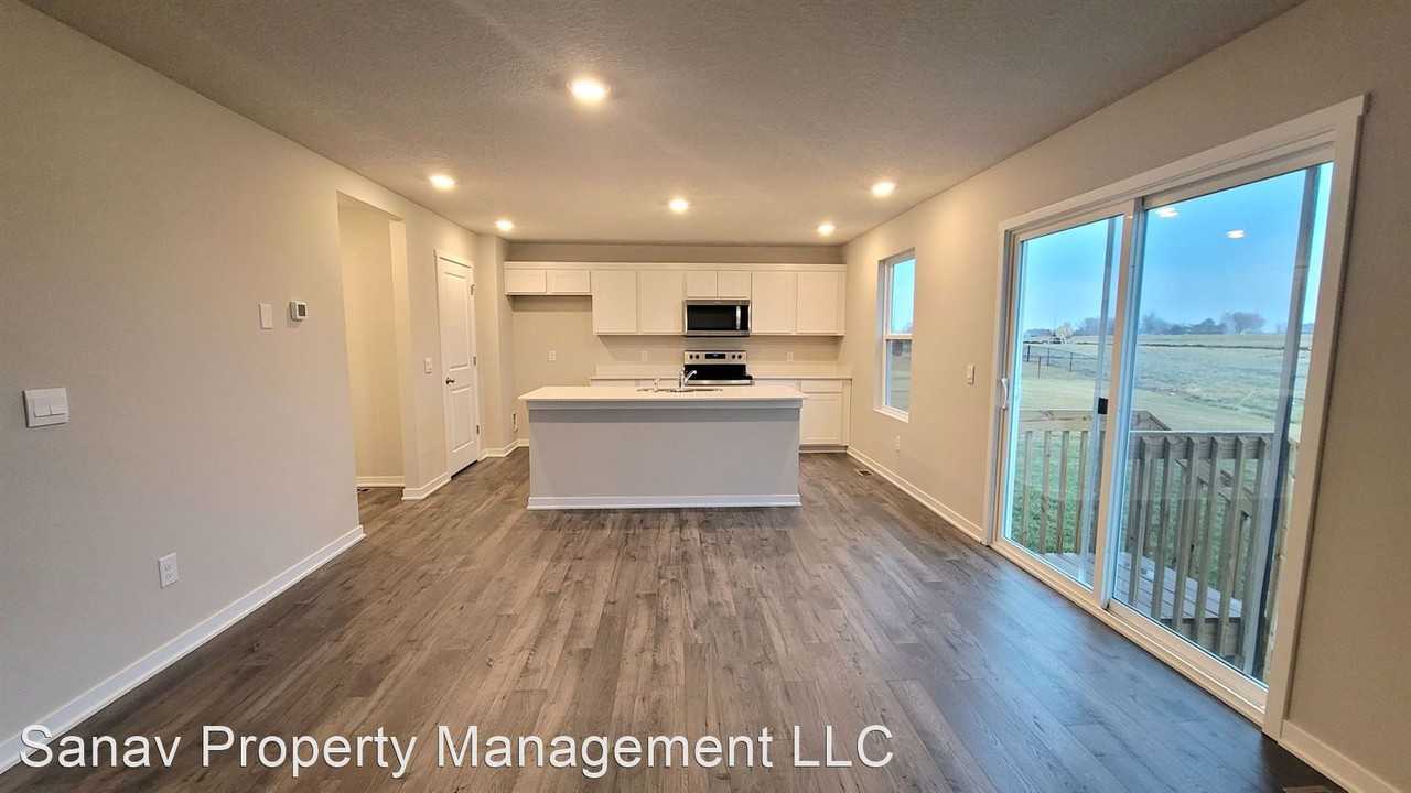 1101 Cove St Se - Photo 3 of 13