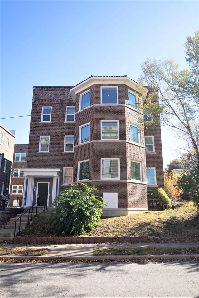 1205 E Armour Blvd - Photo 2 of 9