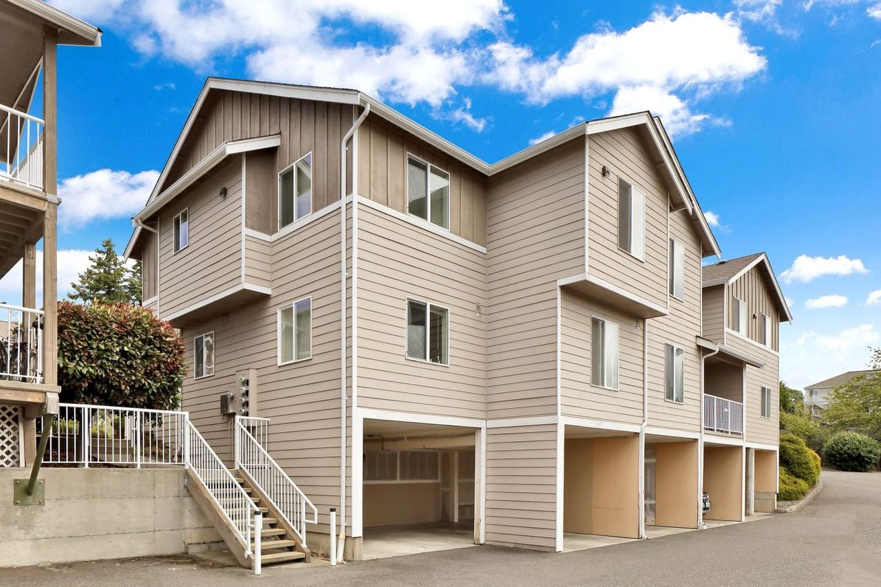 Courtyard Apartments, Studios and 2 Beds, 2 Bath Units Available! - Photo 7 of 38