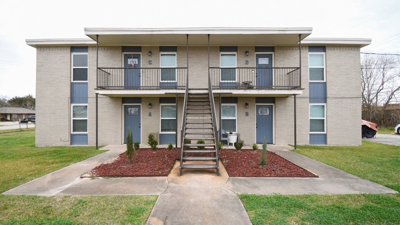 904 Simpson - Photo 2 of 10