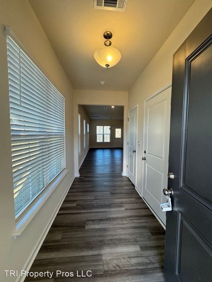 4042 Beckton Trl - Photo 3 of 37