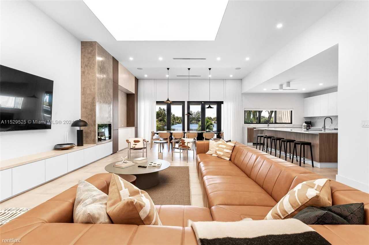 2560 Ne 199th St - Photo 2 of 29