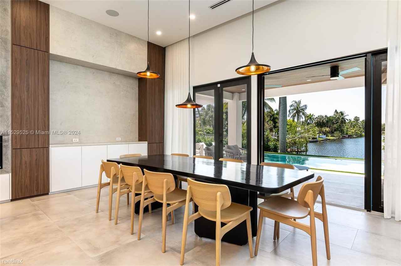 2560 Ne 199th St - Photo 3 of 29