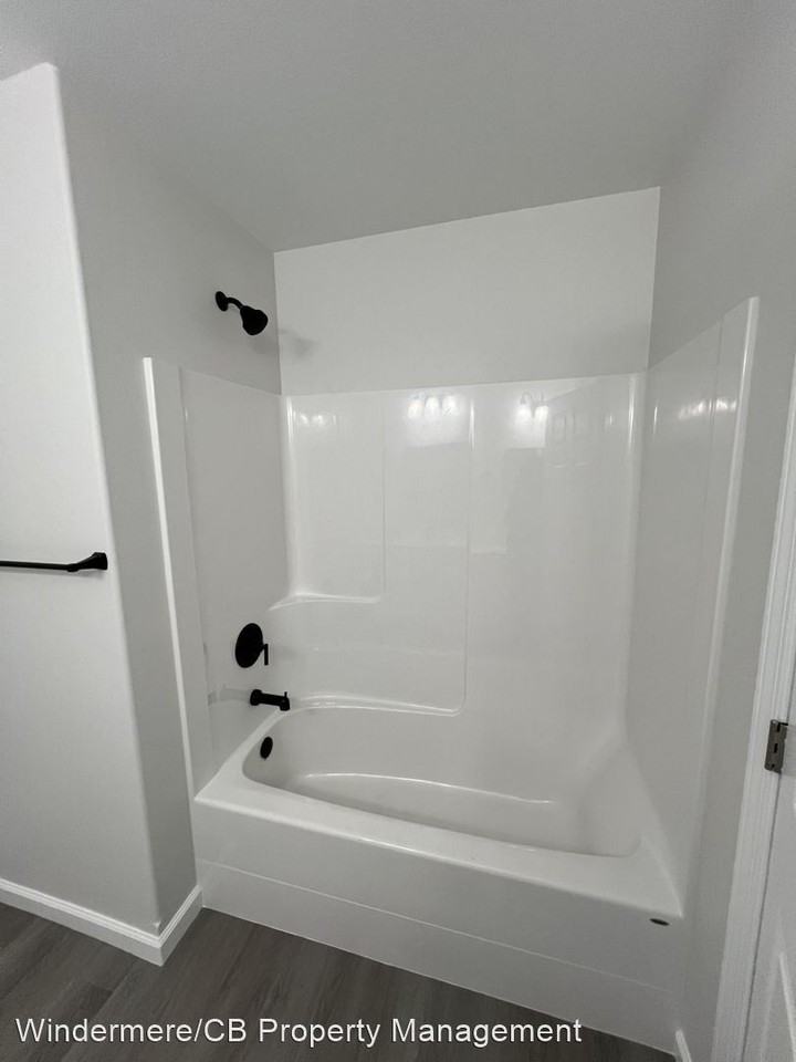 619 3rd Ave Ne - Photo 3 of 11