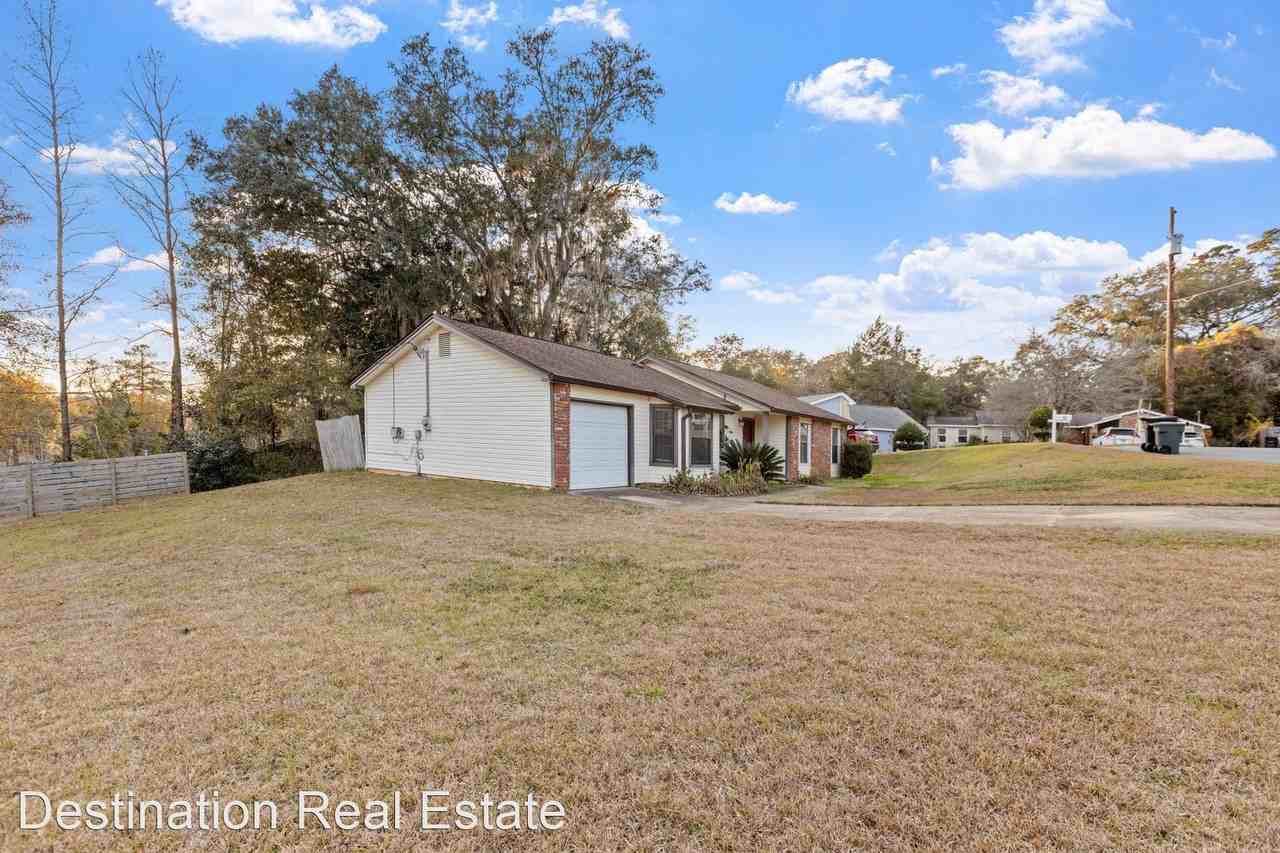 3001 Eastgate Ct - Photo 3 of 25