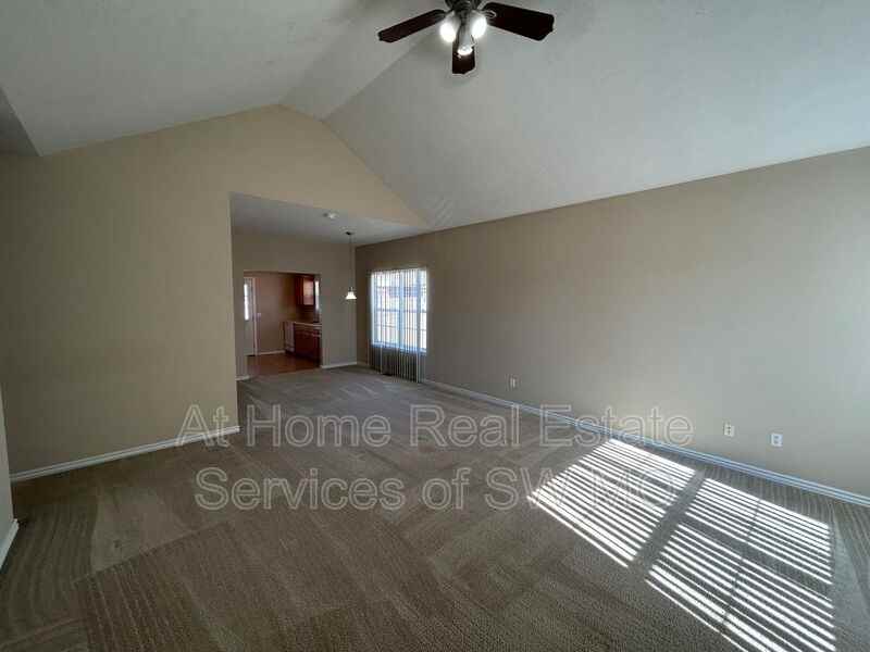 305 Excalibur Ct #B - Photo 2 of 12