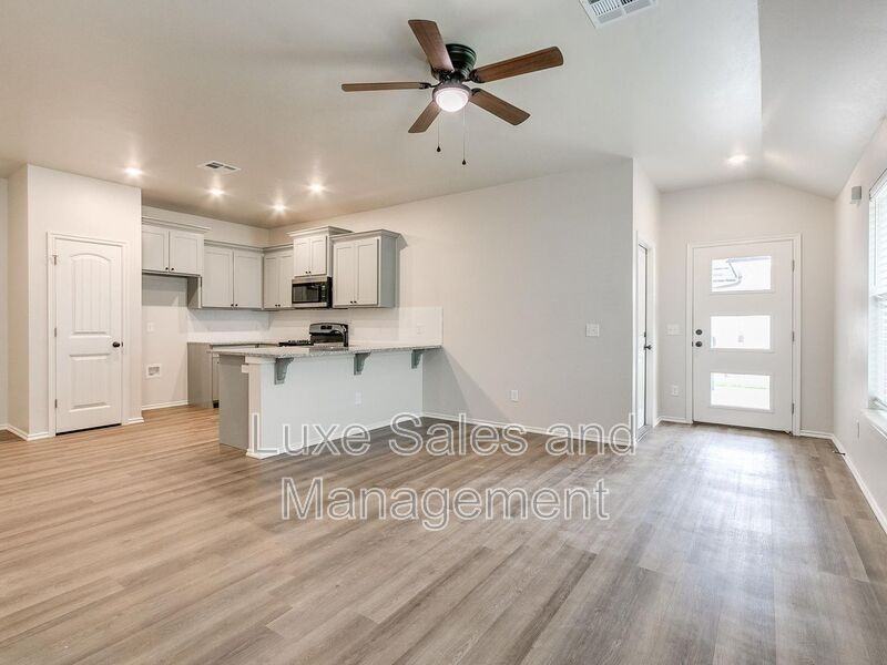 8002 Nw 105th Ter - Photo 4 of 33
