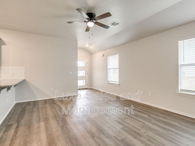 8002 Nw 105th Ter - Photo 5 of 33
