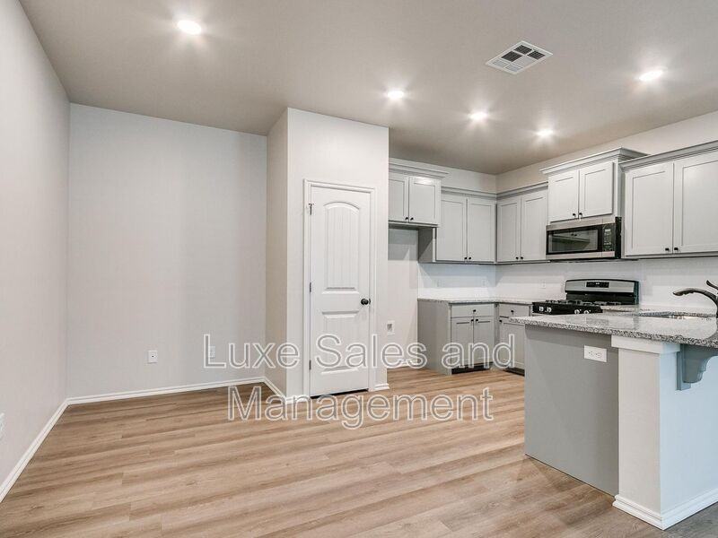 8002 Nw 105th Ter - Photo 6 of 33