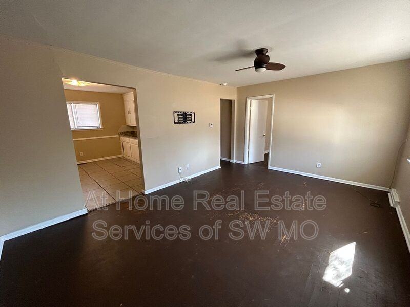 1742 N Oak Grove Ave - Photo 2 of 8