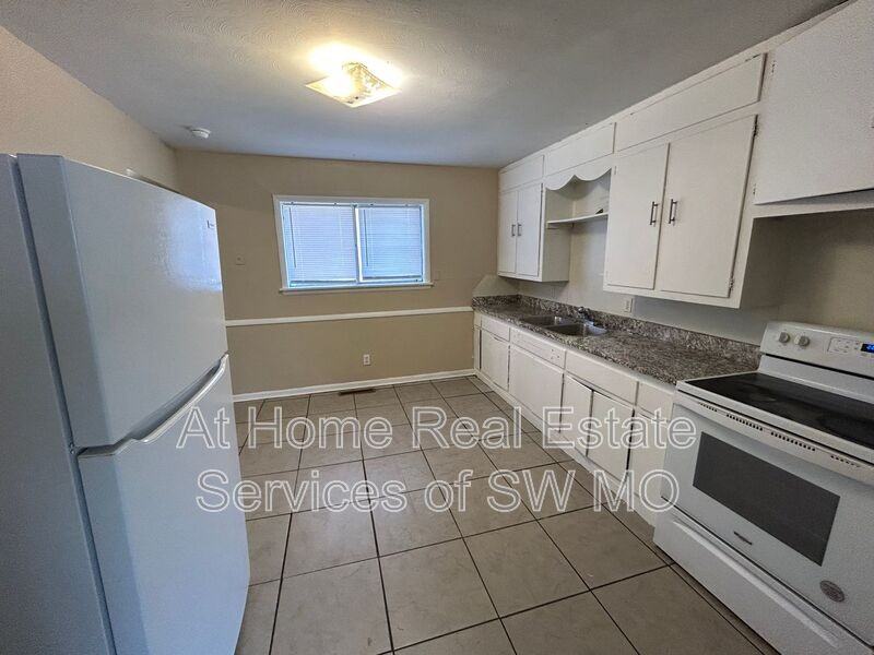 1742 N Oak Grove Ave - Photo 3 of 8