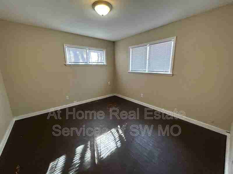 1742 N Oak Grove Ave - Photo 6 of 8