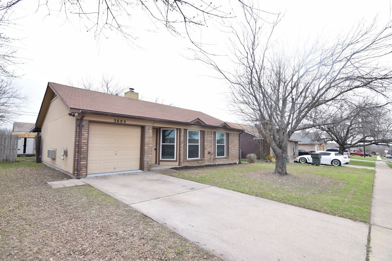 2604 Hemlock Dr - Photo 2 of 18