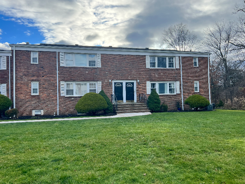 10 Stanford Dr #4B - Photo 2 of 18