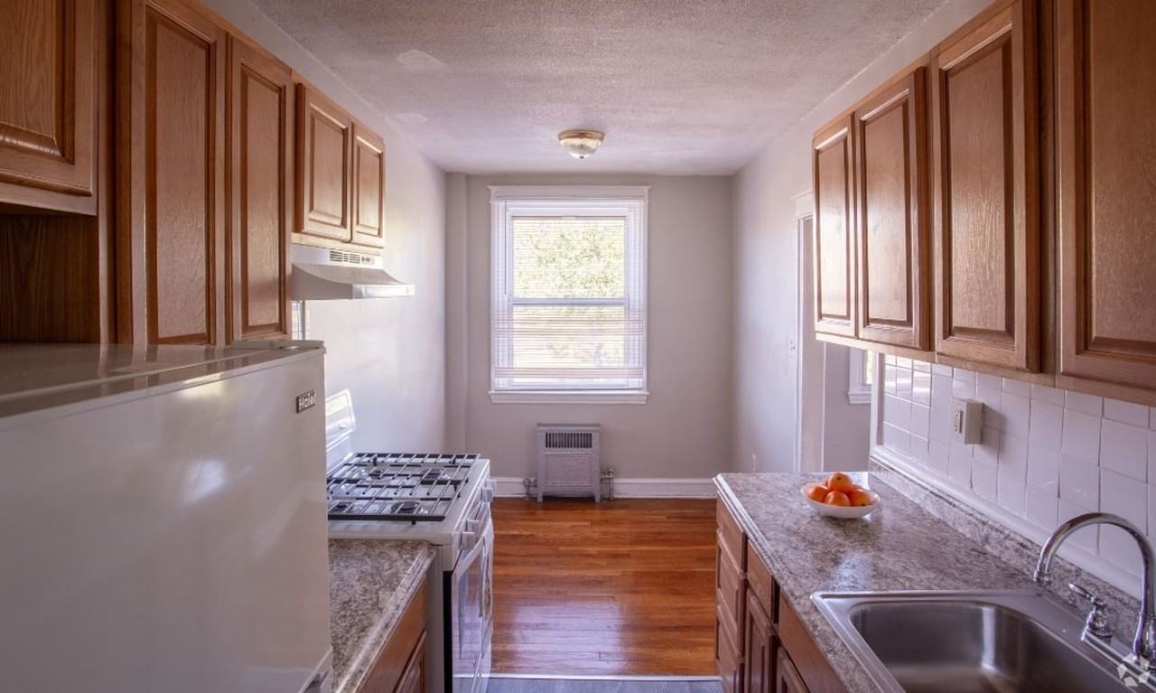 Parkwood Manor Apartments - Photo 7 of 18