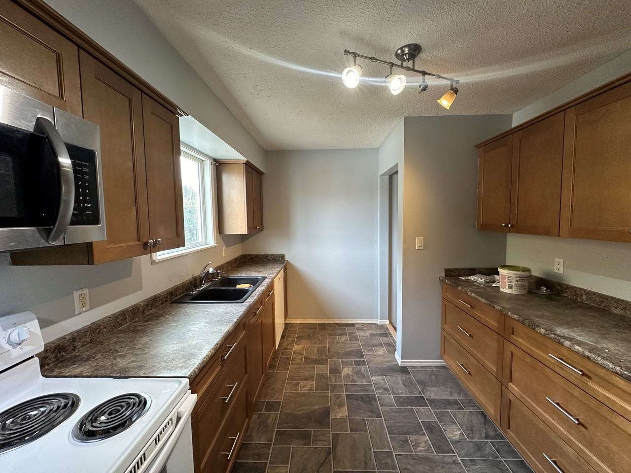 46377 Maple Avenue - Photo 3 of 15