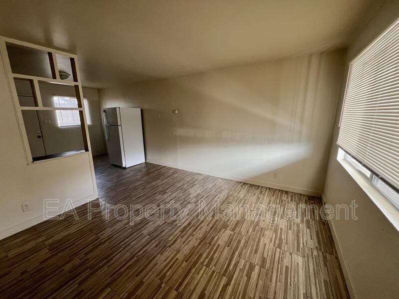 1010 Palomas Dr Se #A - Photo 2 of 7