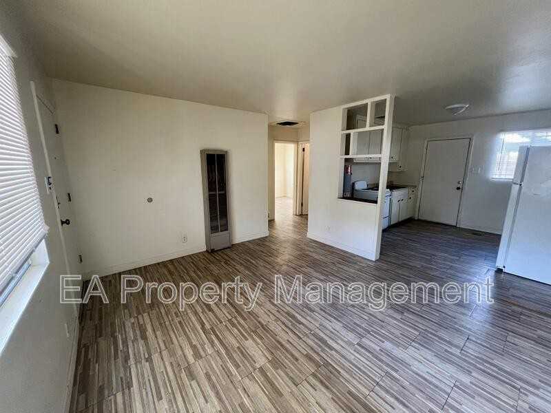 1010 Palomas Dr Se #A - Photo 3 of 7