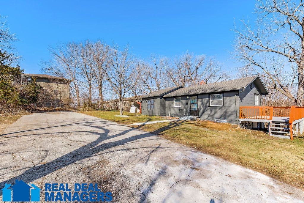 8560 Harrison St - Photo 3 of 26