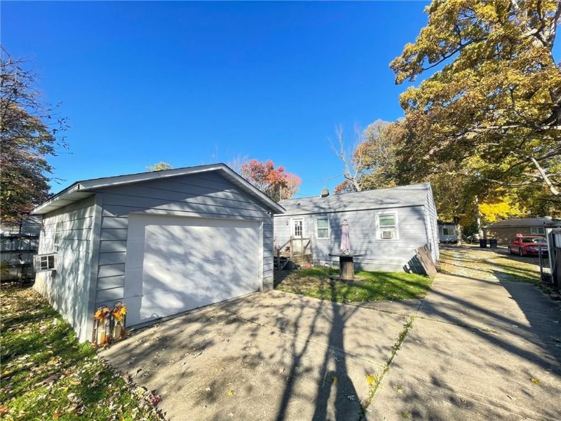 2617 E 6th St - Photo 6 of 21