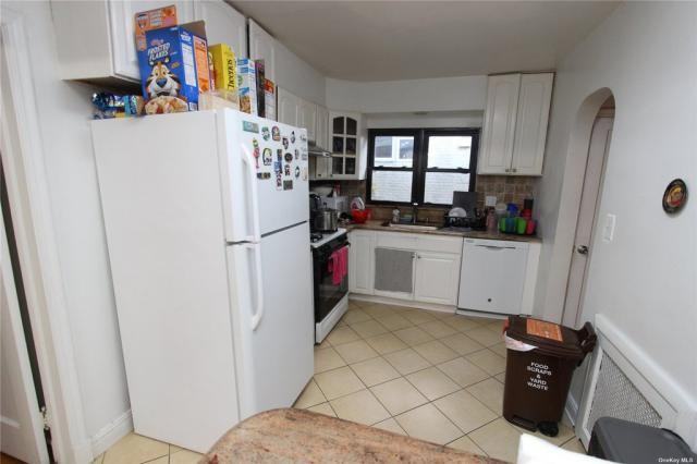 8153 Utopia Pkwy - Photo 3 of 7
