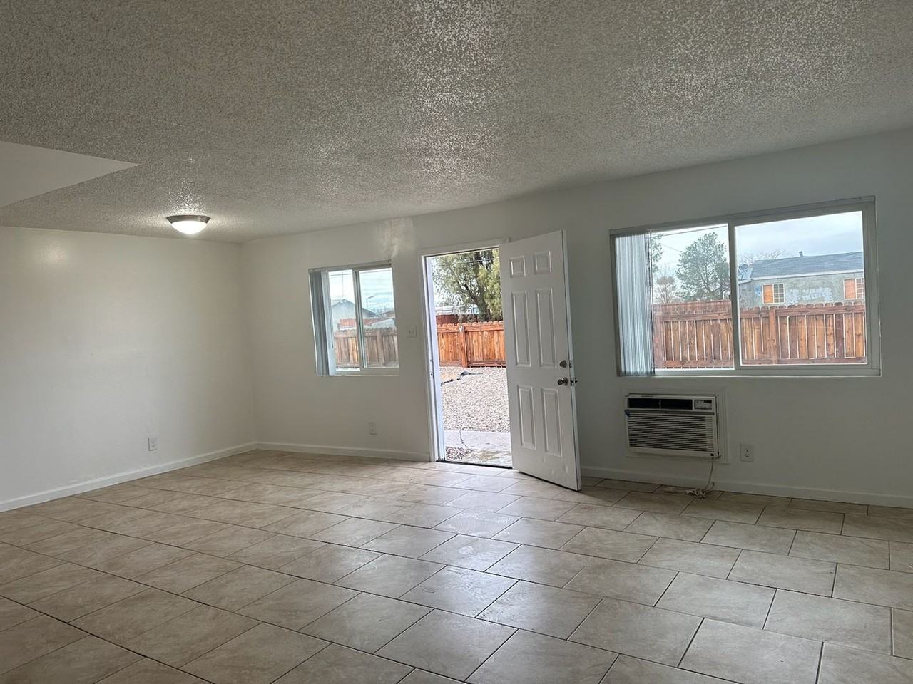 11895 White Ave - Photo 2 of 5