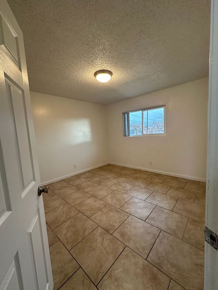 11895 White Ave - Photo 3 of 5