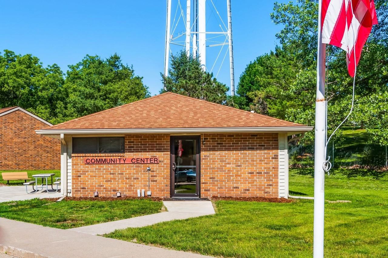 Lake Park Apartments - Photo 2 of 5