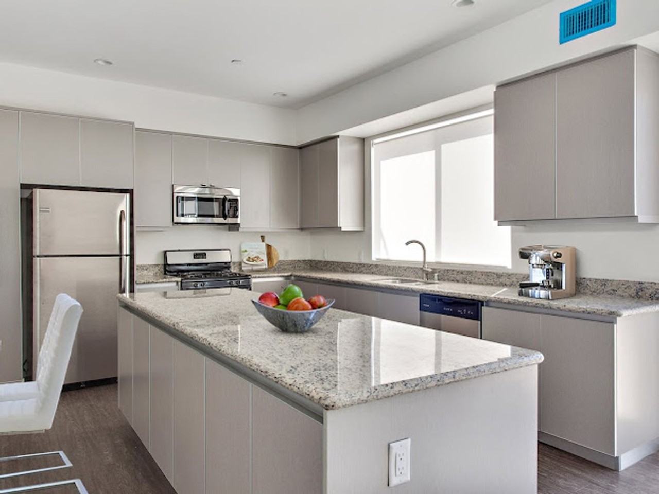 610 Levering Ave - Photo 3 of 16