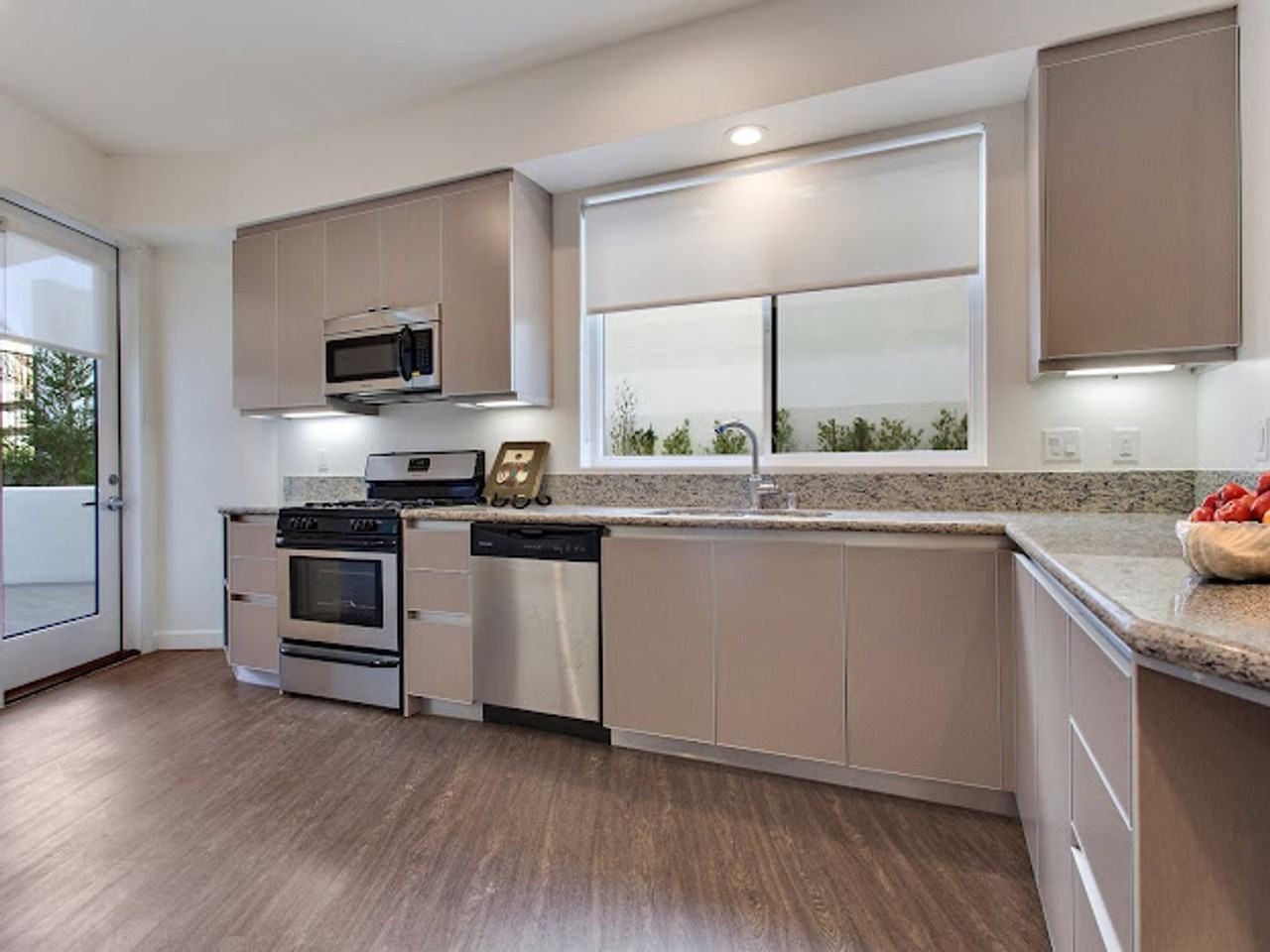 610 Levering Ave - Photo 6 of 16