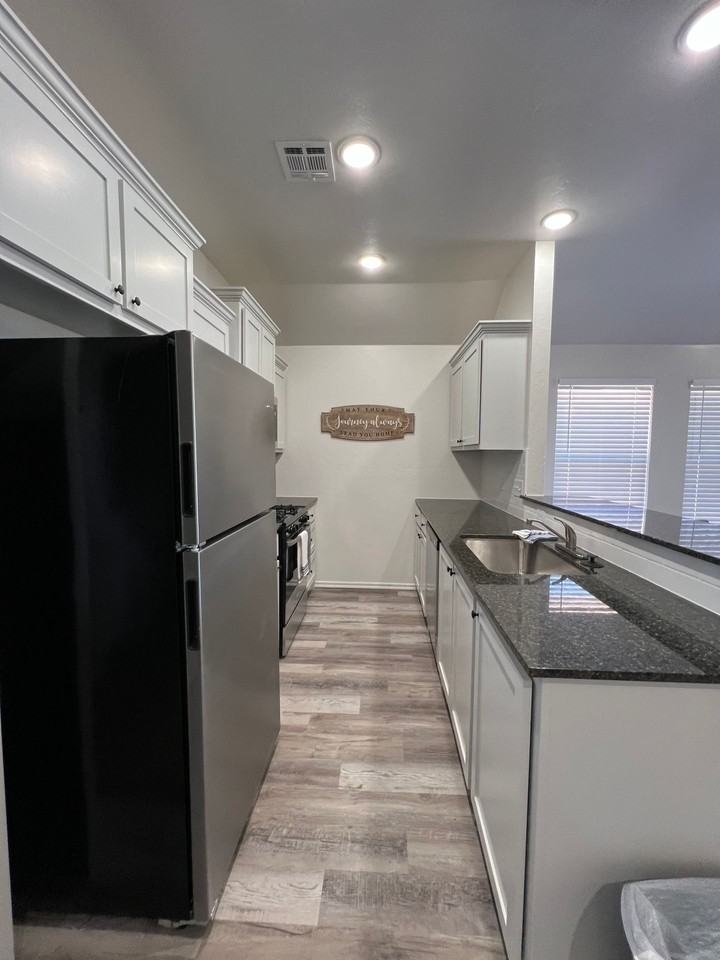 1209 SW OKLAHOMA UNIT A/B (FULLY FURNISHED!!!!!) - Photo 5 of 11