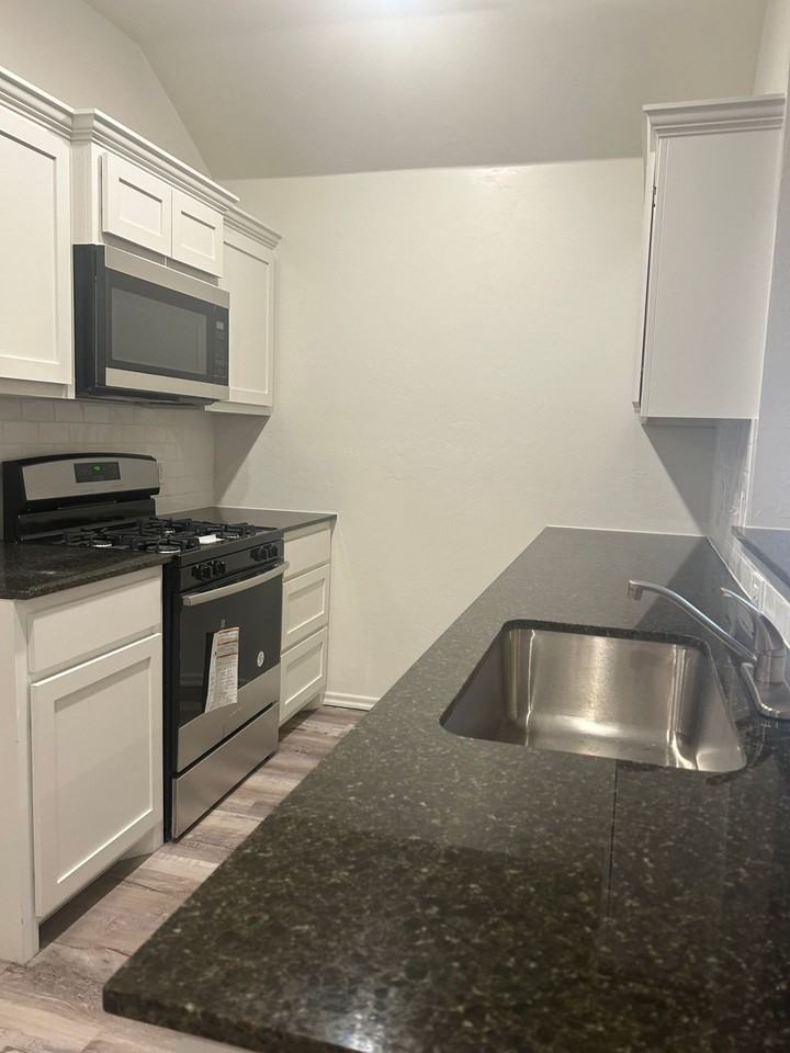 1211 SW Oklahoma - Photo 2 of 11