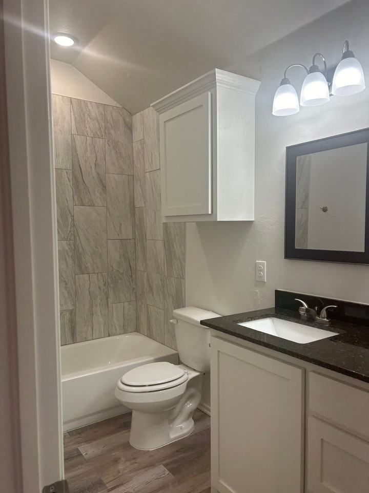 1211 SW Oklahoma - Photo 4 of 11